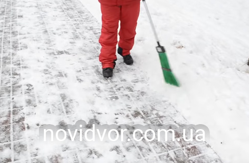 Вычищая с тротуаров снег